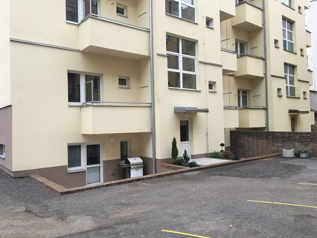 Ap10 - Apartments 4U Brezinova "Overnight Simply" Hradec Kralove Ngoại thất bức ảnh