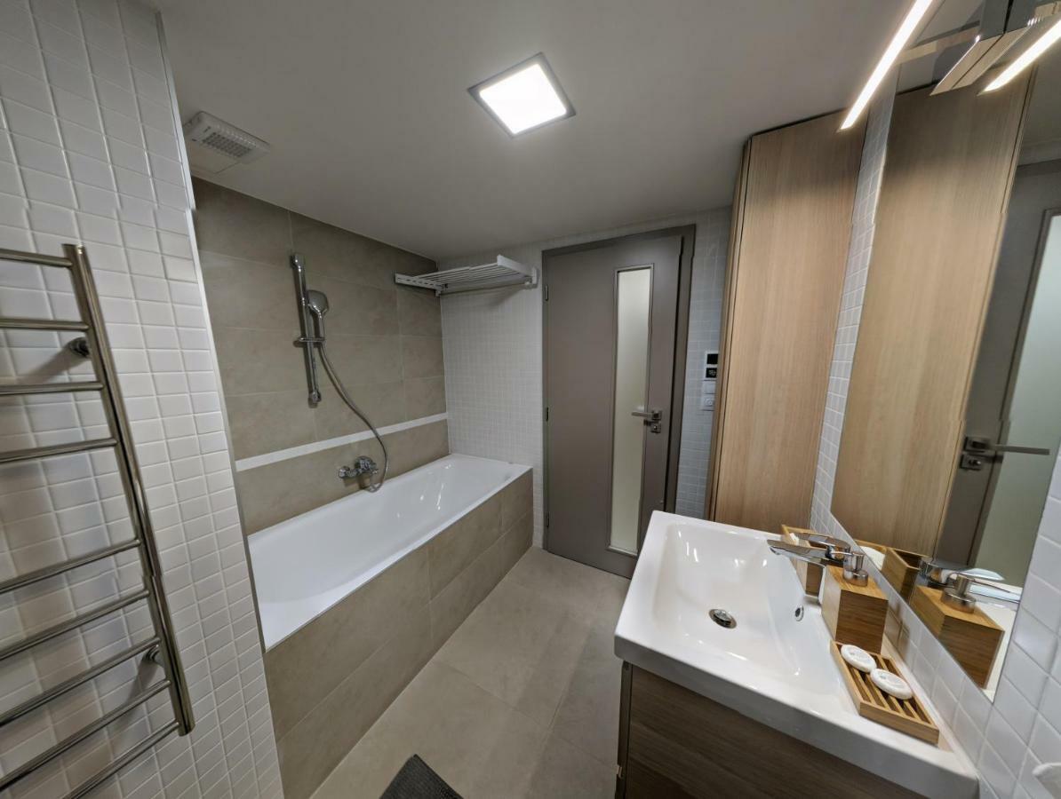 Ap10 - Apartments 4U Brezinova "Overnight Simply" Hradec Kralove Ngoại thất bức ảnh